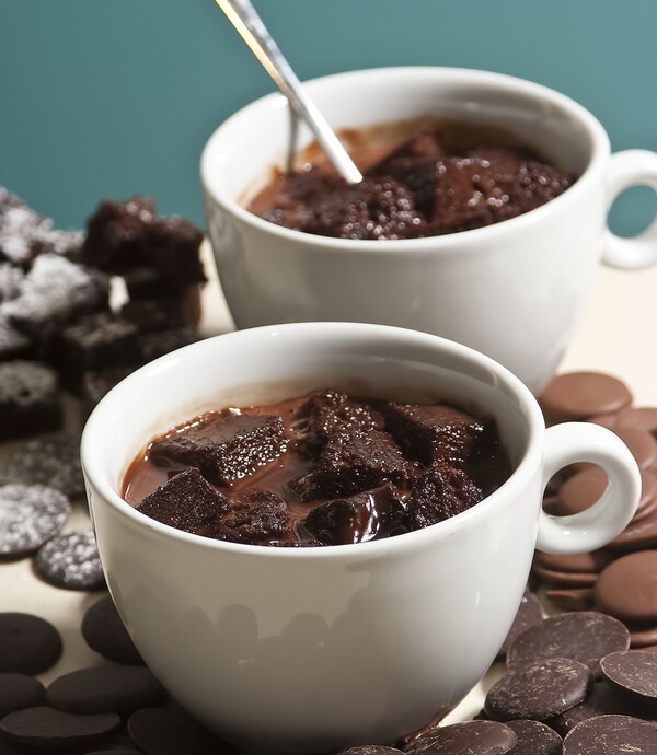 Στη σοκολατόσουπα Zuccherino κομμάτια brownies κολυμπούν σε αχνιστή βέλγικη σοκολάτα