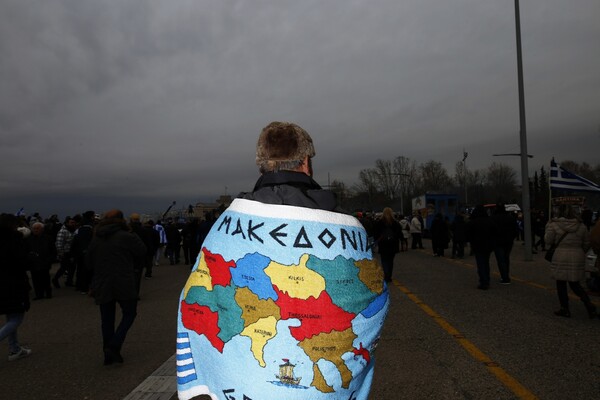 Όσο περισσότερο μας κλέβουν τη ζωή, τόσο μας ταΐζουν με έθνος και φυλή