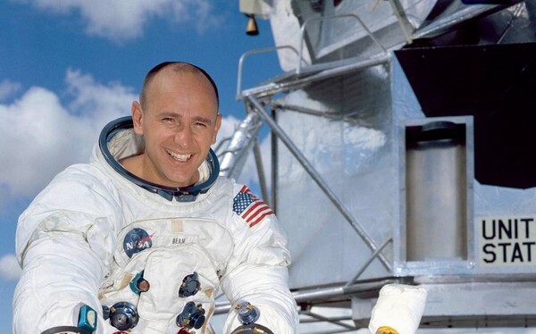 Πέθανε ο αστροναύτης Άλαν Μπιν - Ο τέταρτος άνθρωπος που πάτησε ποτέ στη Σελήνη