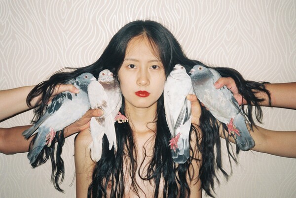 O Ren Hang εκδίδεται απ' τον Taschen, ωμός και ερωτικός όπως πάντα (ΝSFW)