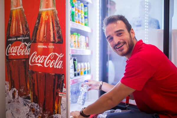 Ανήκεις στη Γενιά Υ; 10 λόγοι για τους οποίους σου ταιριάζει η Coca-Cola Τρία Έψιλον.