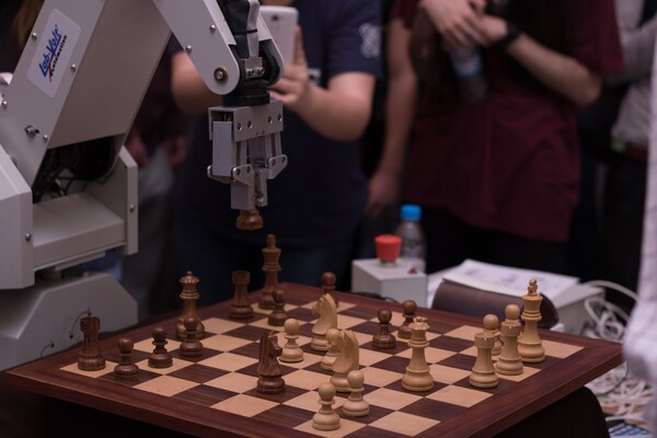 Ρομπότ που παίζει σκάκι και είναι αήττητο κατασκεύασαν φοιτητές του Πολυτεχνείου Κοζάνης