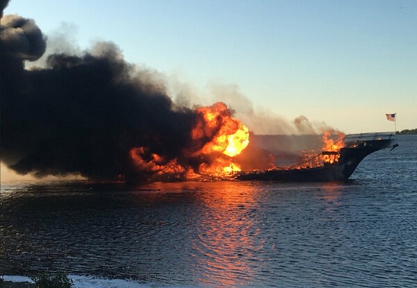 Φλόριντα: Καραβάκι πλωτού καζίνου τυλίχτηκε στις φλόγες - Πήδηξαν όλοι στο νερό