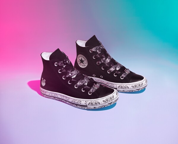 Η Miley Cyrus και η Converse συνεργάστηκαν και μεταμόρφωσαν τολμηρά τα διάσημα sneakers