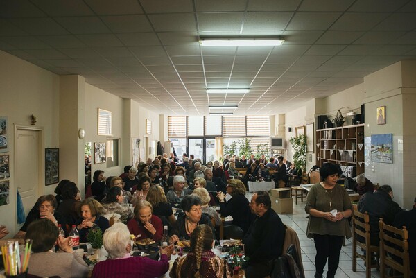 Μία μέρα στο ΚΑΠΗ: Εκεί όπου οι άνθρωποι επιμένουν ακόμα να γιορτάζουν τη ζωή