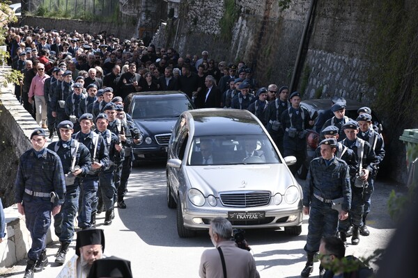 Με τιμές ήρωα κηδεύτηκε ο σμηναγός Γιώργος Μπαλταδώρος - Θρήνος στο τελευταίο αντίο (ΦΩΤΟΓΡΑΦΙΕΣ)