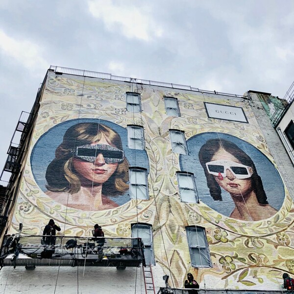 Δύο τεράστια Gucci murals αποκαλύφθηκαν στη Νέα Υόρκη και το Μιλάνο