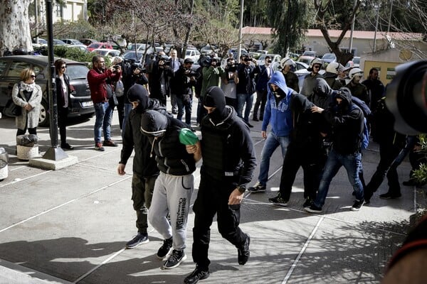 Σβάστικες, μαχαίρια, βιβλία με τον Χίτλερ και εκρηκτικά στα σπίτια των νεοναζί της Combat 18 Hellas