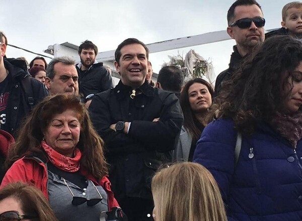 Φωτογραφίες: Ο Αλέξης Τσίπρας διασκεδάζει στο καρναβάλι της Σκύρου