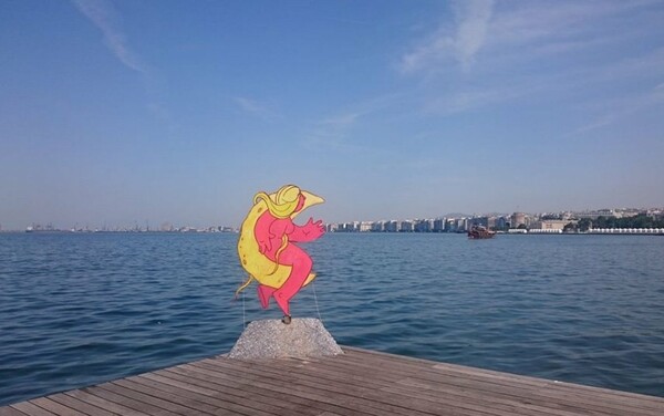 Αυτό είναι το γλυπτό που τοποθέτησαν άγνωστοι στη θέση του «φεγγαριού» στη Νέα Παραλία της Θεσσαλονίκης