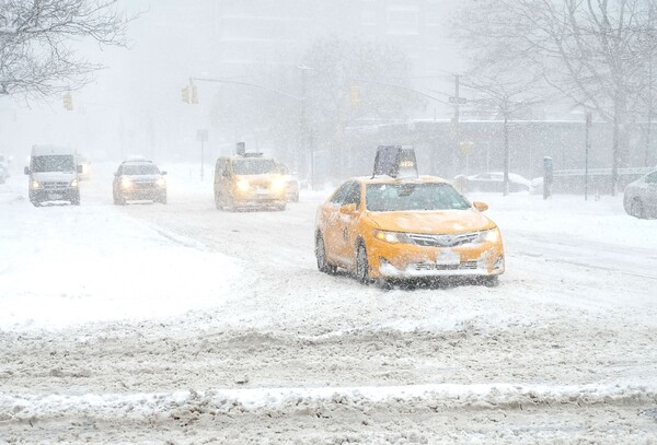 «Κυκλώνας βόμβα» στη Νέα Υόρκη - Χιόνι και πάγος παντού (ΦΩΤΟΓΡΑΦΙΕΣ)