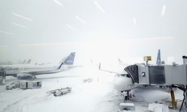 «Κυκλώνας βόμβα» στη Νέα Υόρκη - Χιόνι και πάγος παντού (ΦΩΤΟΓΡΑΦΙΕΣ)