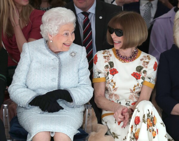 Η Βασίλισσα Ελισάβετ κάνει σπάνια εμφάνιση με την Άννα Γουίντουρ σε επίδειξη μόδας