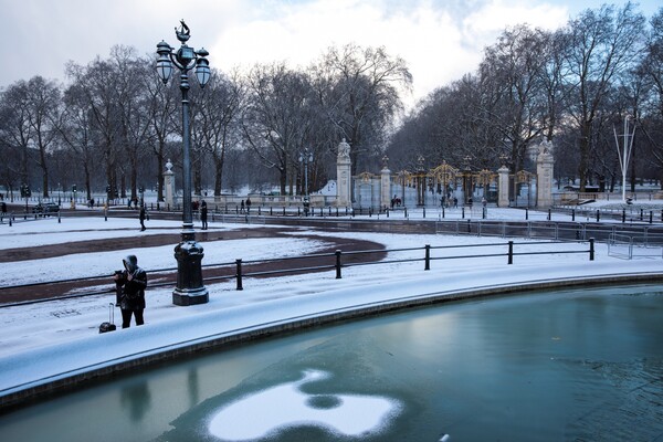 Η μεγάλη χιονοθύελλα που σάρωσε το Λονδίνο - Εντυπωσιακά βίντεο και εικόνες