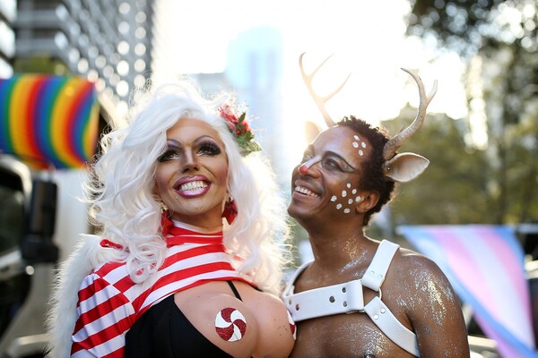 Xιλιάδες άνθρωποι και η Cher γιόρτασαν την ελευθερία και τη διαφορετικότητα στο μεγαλειώδες Gay and Lesbian Mardi Gras του Σίδνεί