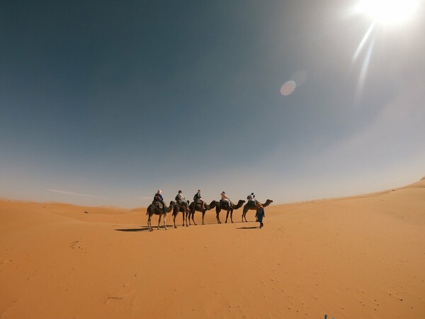 Camping στη Σαχάρα: H Mαρία ταξιδεύει στη μέση της ερήμου