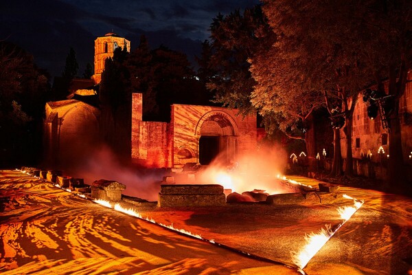 Ο οίκος Gucci μεταμόρφωσε την αρχαία νεκρόπολη της Αρλ σε ατμοσφαιρική πασαρέλα