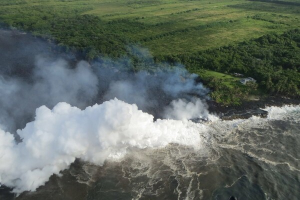 Εντυπωσιακό, αλλά θανάσιμο - Η λάβα του Κιλαουέα φτάνει στον ωκεανό και το αέριο είναι τοξικό