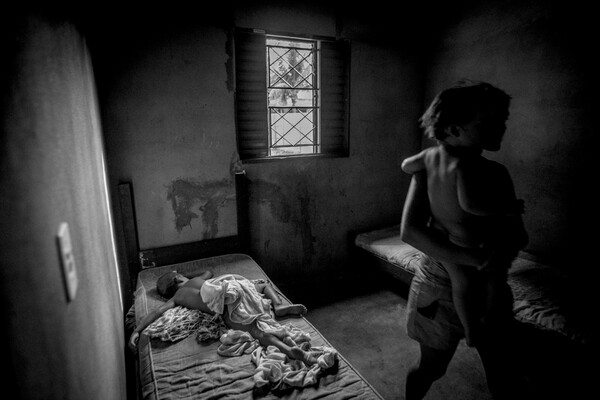 Η φωτογράφος που καταγράφει τη φρίκη του human trafficking μιλά στο LIFO.gr