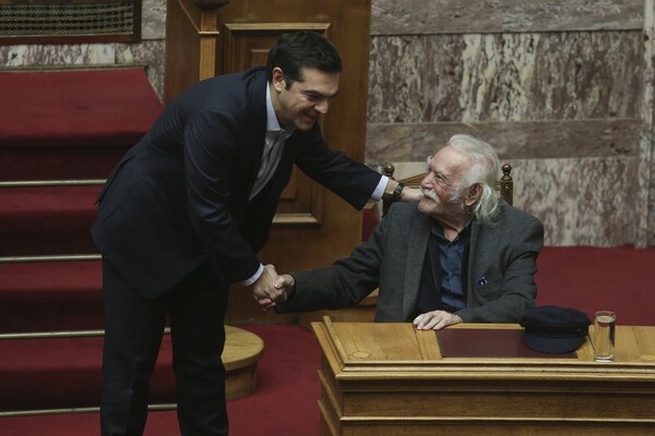 Η χειραψία του Αλέξη Τσίπρα στον Μανώλη Γλέζο στη συζήτηση για το πολυνομοσχέδιο