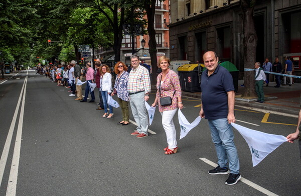 Βάσκοι σχημάτισαν ανθρώπινη αλυσίδα μήκους 202 χλμ - Ζητούν ψηφοφορία ανεξαρτησίας