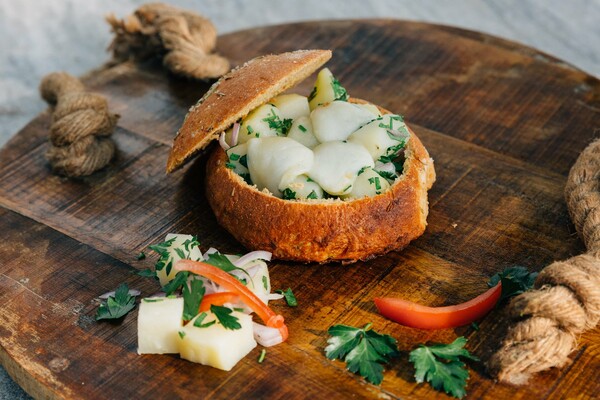 Όταν μπορείς να φας και τις κατσαρόλες! 5 πρωτότυπες συνταγές για μαγειρική μέσα σε ψωμί