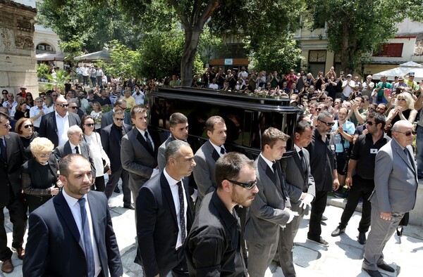 Ιαχές, χειροκροτήματα και συνθήματα στην κηδεία του Γιαννακόπουλου - Ποιοι πήγαν στο λαϊκό προσκύνημα