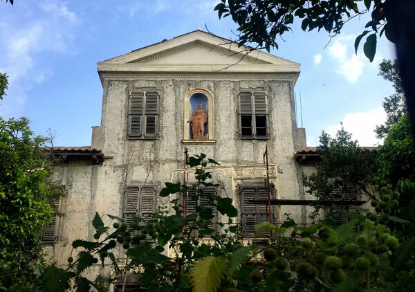 Τρεις εγκαταλελειμμένες ιστορικές κατοικίες της Πλάκας που μαραζώνουν