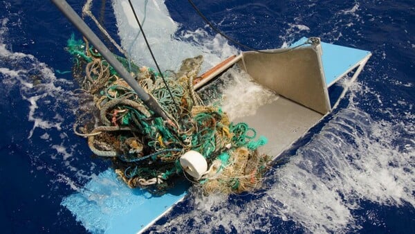 Η μεγαλύτερη συγκέντρωση σκουπιδιών στον ωκεανό τρομάζει τους επιστήμονες