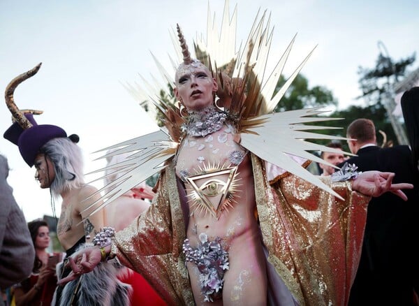 Life Ball: H Κοντσίτα, η Κέιτλιν Τζένερ και διεθνείς σταρ στο πιο τολμηρό κόκκινο χαλί του κόσμου