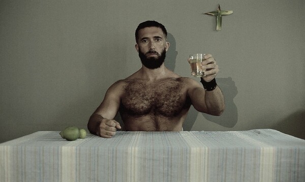 Η νομαδική ζωή του Ισπανού queer καλλιτέχνη Castro περνάει από την Αθήνα (NSFW)