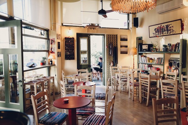 «Φυσικό και Επόμενο»: Ένα μοντέρνο συνεταιριστικό καφενείο κάπως αλλιώτικο από τ' άλλα