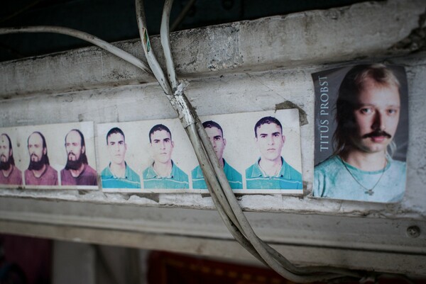 Μέσα σ' ένα φωτογραφείο μεταναστών και προσφύγων στην Ευριπίδου