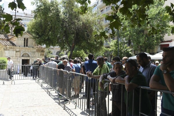 Ιαχές, χειροκροτήματα και συνθήματα στην κηδεία του Γιαννακόπουλου - Ποιοι πήγαν στο λαϊκό προσκύνημα