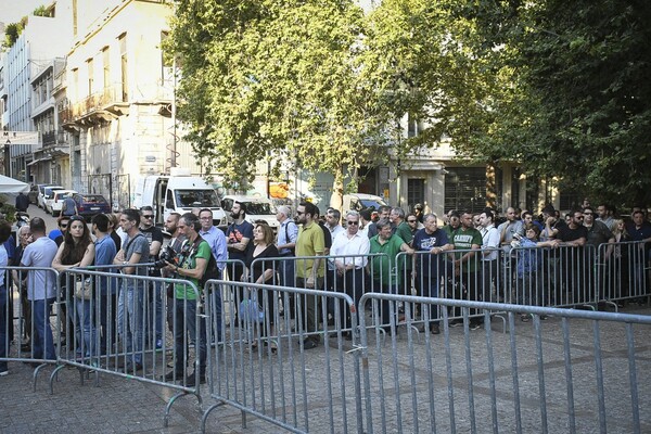 Ιαχές, χειροκροτήματα και συνθήματα στην κηδεία του Γιαννακόπουλου - Ποιοι πήγαν στο λαϊκό προσκύνημα