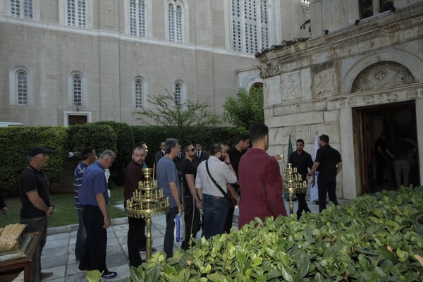 Ιαχές, χειροκροτήματα και συνθήματα στην κηδεία του Γιαννακόπουλου - Ποιοι πήγαν στο λαϊκό προσκύνημα