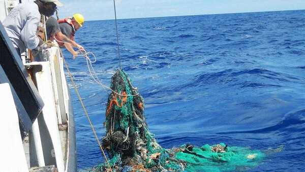 Η μεγαλύτερη συγκέντρωση σκουπιδιών στον ωκεανό τρομάζει τους επιστήμονες