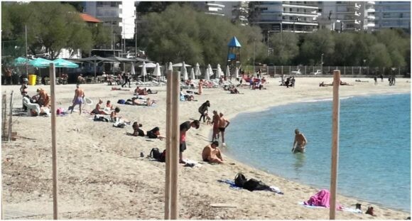 Οι Αθηναίοι στις παραλίες - Η σεζόν άνοιξε και τα μπάνια ξεκίνησαν