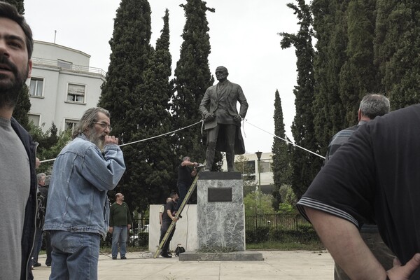 Καρέ-καρέ πώς προσπάθησαν ακόμη και με τροχό να γκρεμίσουν το άγαλμα του Τρούμαν