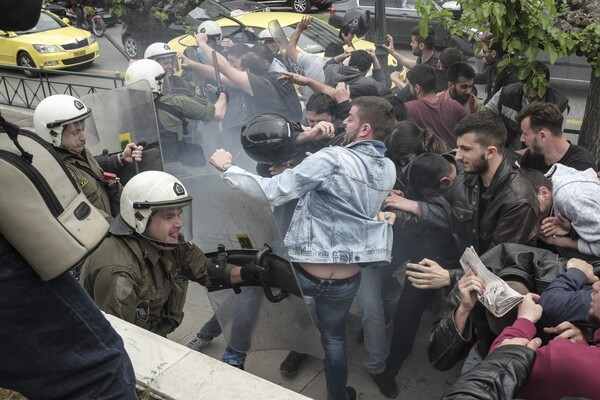 Σε συλλήψεις μετατράπηκαν οι δύο προσαγωγές στο αντιπολεμικό συλλαλητήριο