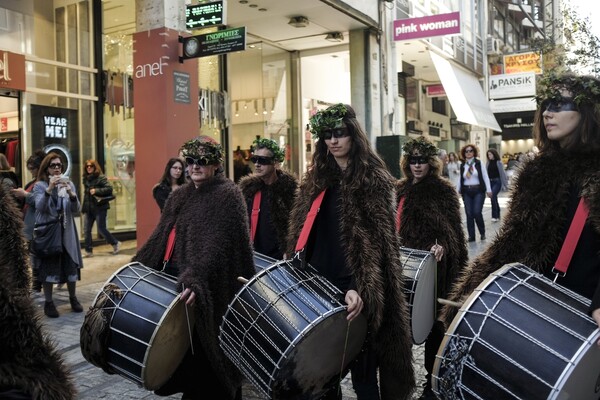 Νταούλια και Κουδουνάτοι στο Σύνταγμα για την Τσικνοπέμπτη