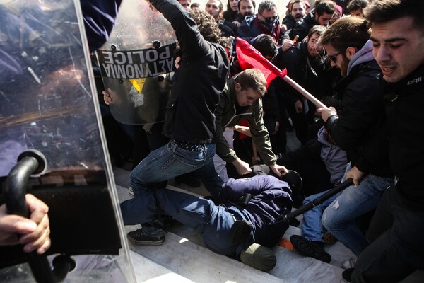 Φωτογραφίες από το ξύλο και τα χημικά έξω από τη Βουλή