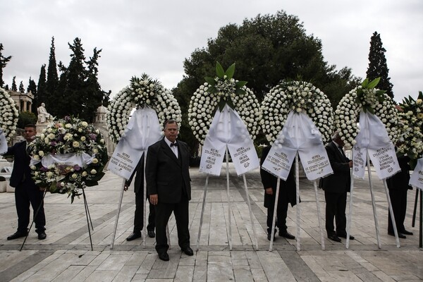 Συντετριμμένος ο Τσίπρας στην κηδεία του Θοδωρή Μιχόπουλου - Πλήθος κόσμου και πολιτικοί στον Α' Νεκροταφείο