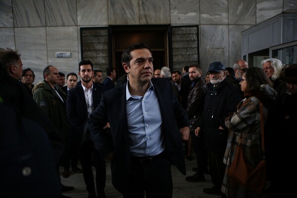 Συντετριμμένος ο Τσίπρας στην κηδεία του Θοδωρή Μιχόπουλου - Πλήθος κόσμου και πολιτικοί στον Α' Νεκροταφείο