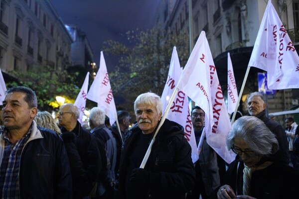 Χιλιάδες κόσμου στα συλλαλητήρια σε Σύνταγμα - Ομόνοια κατά του πολυνομοσχεδίου