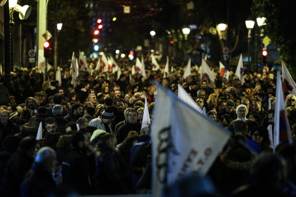 Χιλιάδες κόσμου στα συλλαλητήρια σε Σύνταγμα - Ομόνοια κατά του πολυνομοσχεδίου