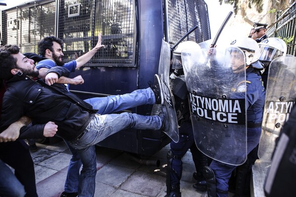 Επεισόδια και χημικά στο πανεκπαιδευτικό συλλαλητήριο στο κέντρο της Αθήνας
