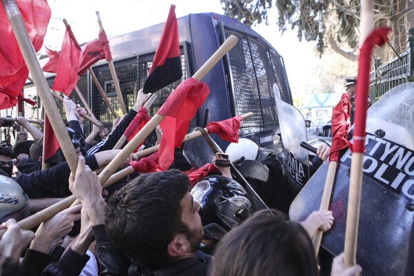 Επεισόδια και χημικά στο πανεκπαιδευτικό συλλαλητήριο στο κέντρο της Αθήνας