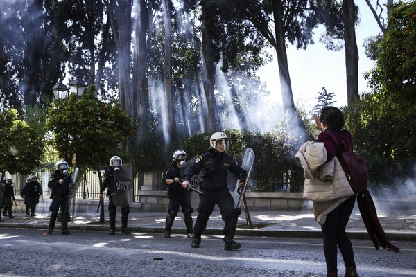 Επεισόδια και χημικά στο πανεκπαιδευτικό συλλαλητήριο στο κέντρο της Αθήνας