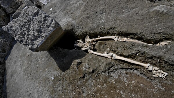 Αρχαιολόγοι στην Πομπηία ανακάλυψαν σκελετό άντρα που συνεθλίβη από βράχο ενώ προσπαθούσε να διαφύγει